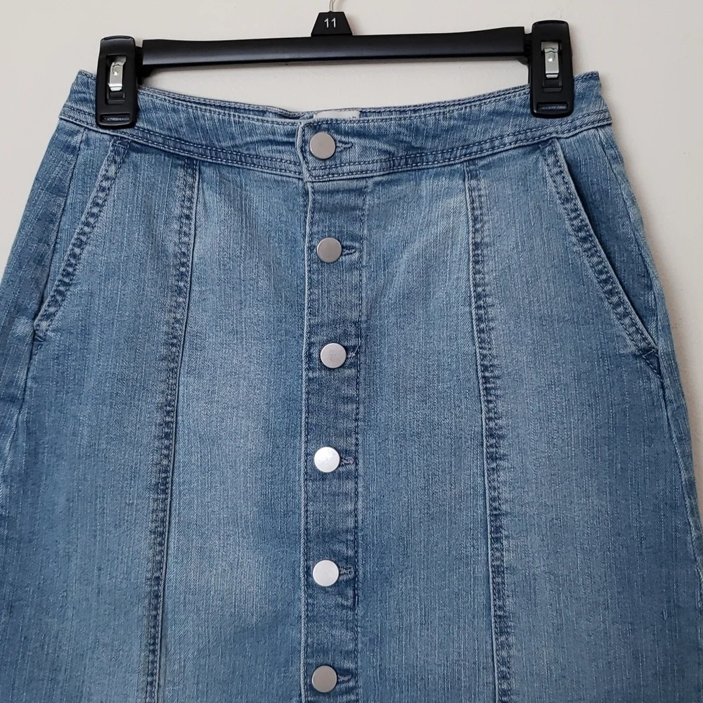 A new day button front jean skirt, light wash, Sz 6.